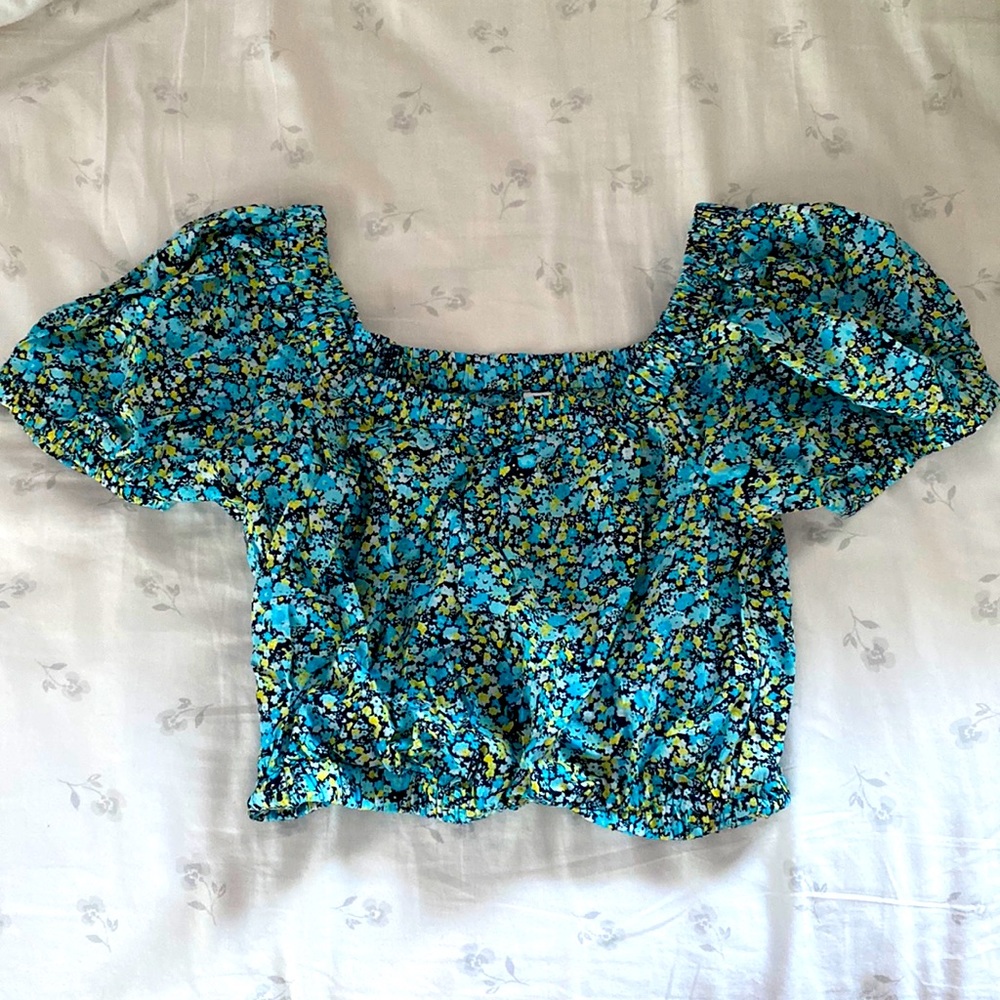 ADORABLE puff sleave cropped blouse!! So sad to sell but it doesn’t fit anymore